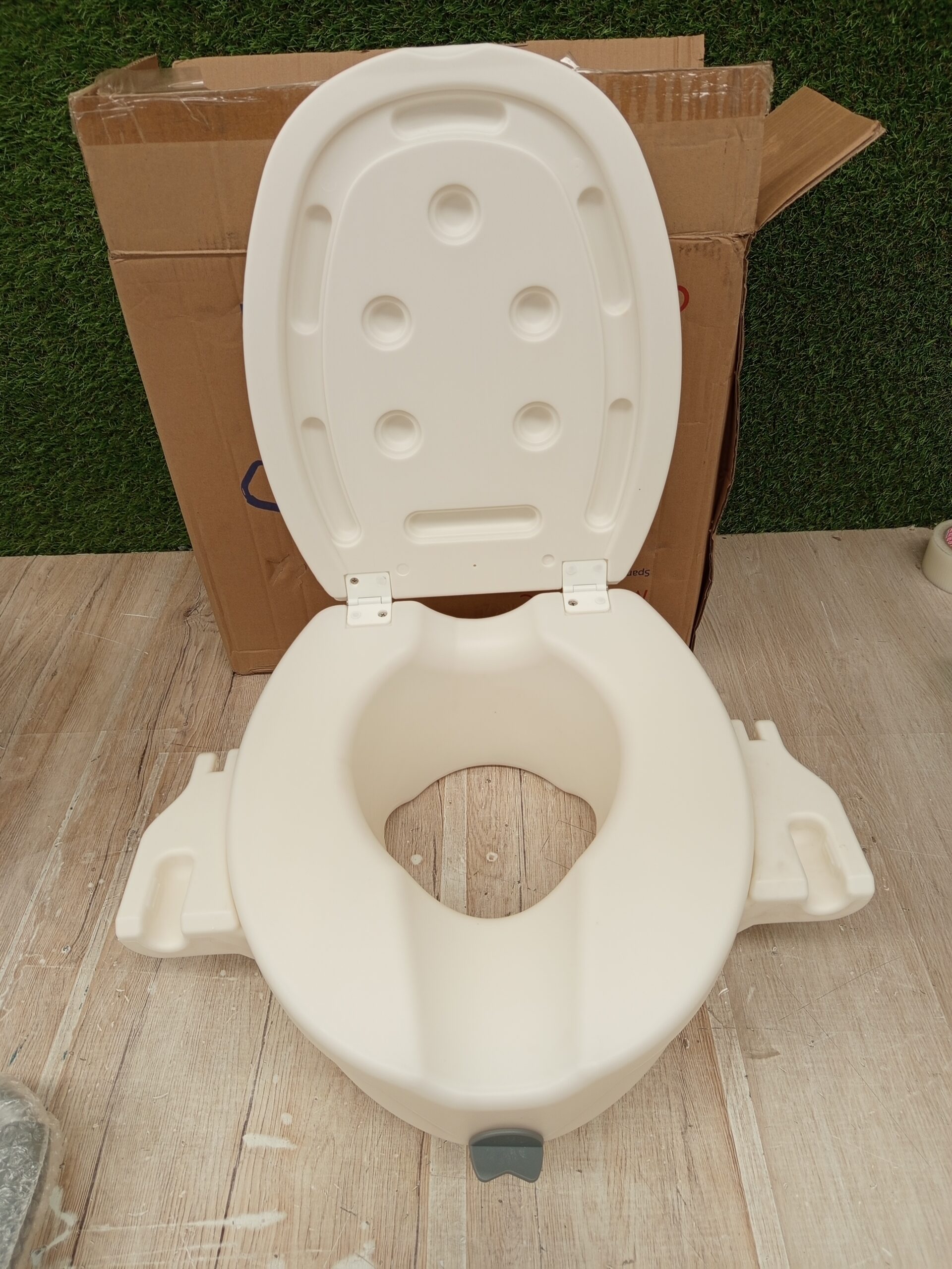 Elevador WC con tapa y apoyabrazos abatible - Imagen 2