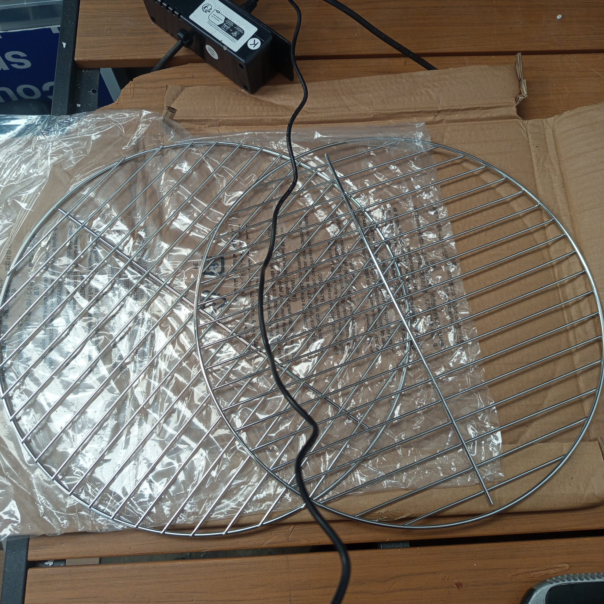 Amazon Basics - Rejillas para Parrilla, 37.4 cm, Paquete de 2, Plateadas - Imagen 3