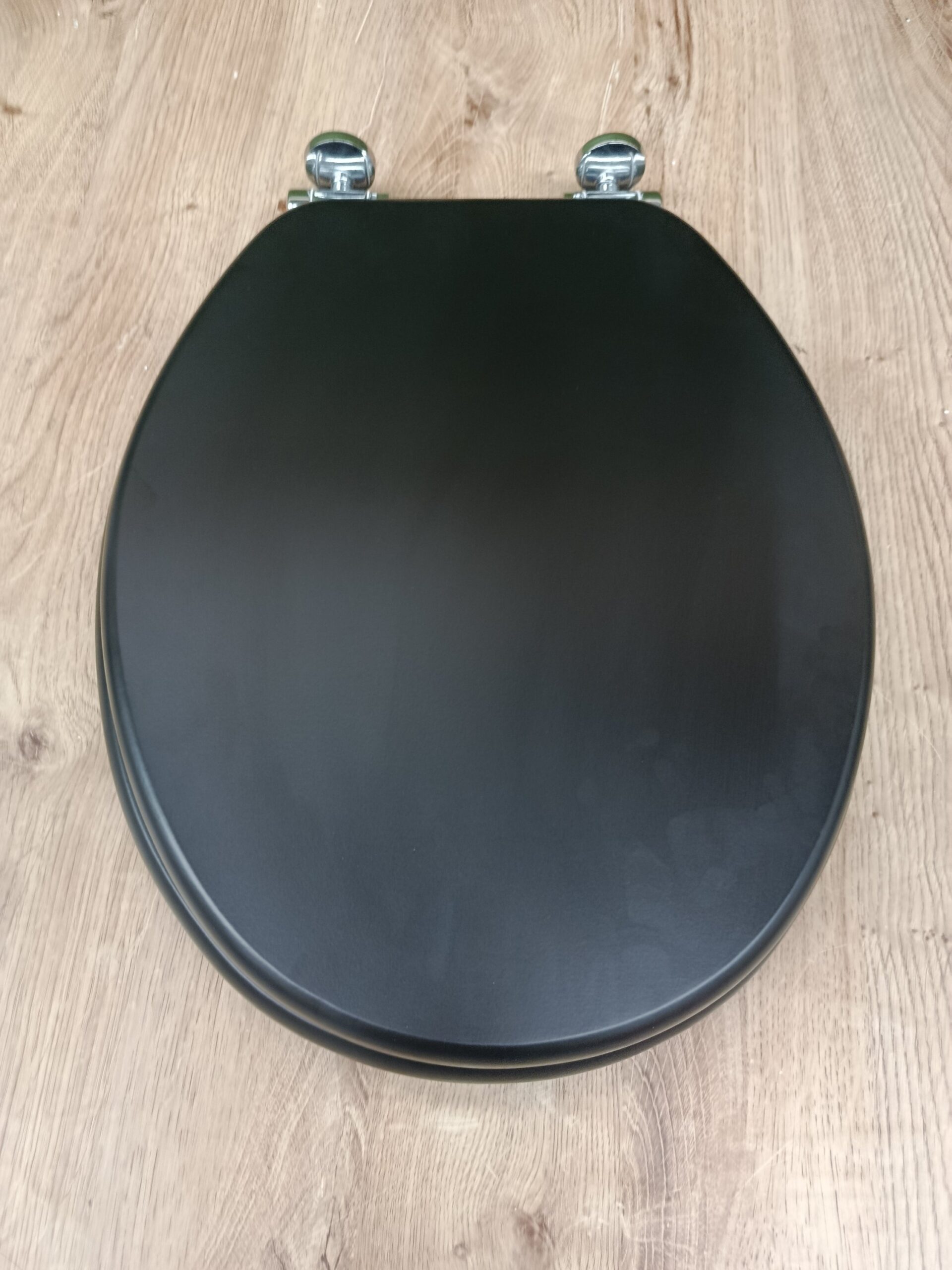 SCHÜTTE Asiento de inodoro negro con descenso automático de madera - Imagen 4