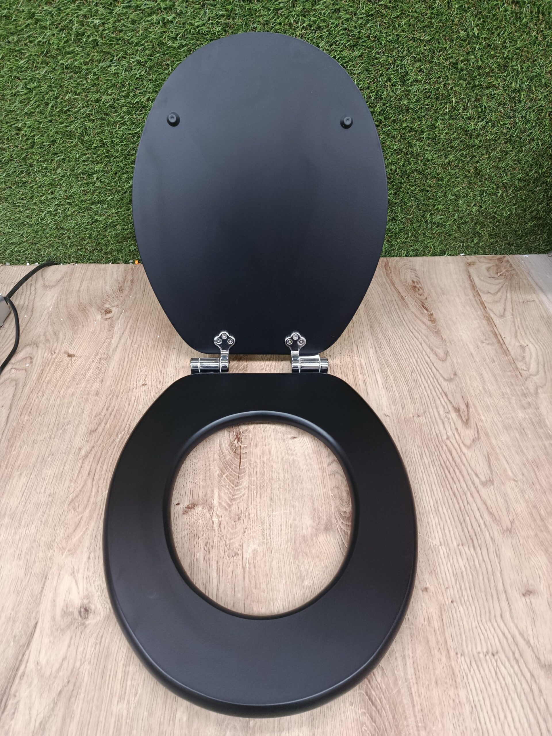 SCHÜTTE Asiento de inodoro negro con descenso automático de madera - Imagen 3
