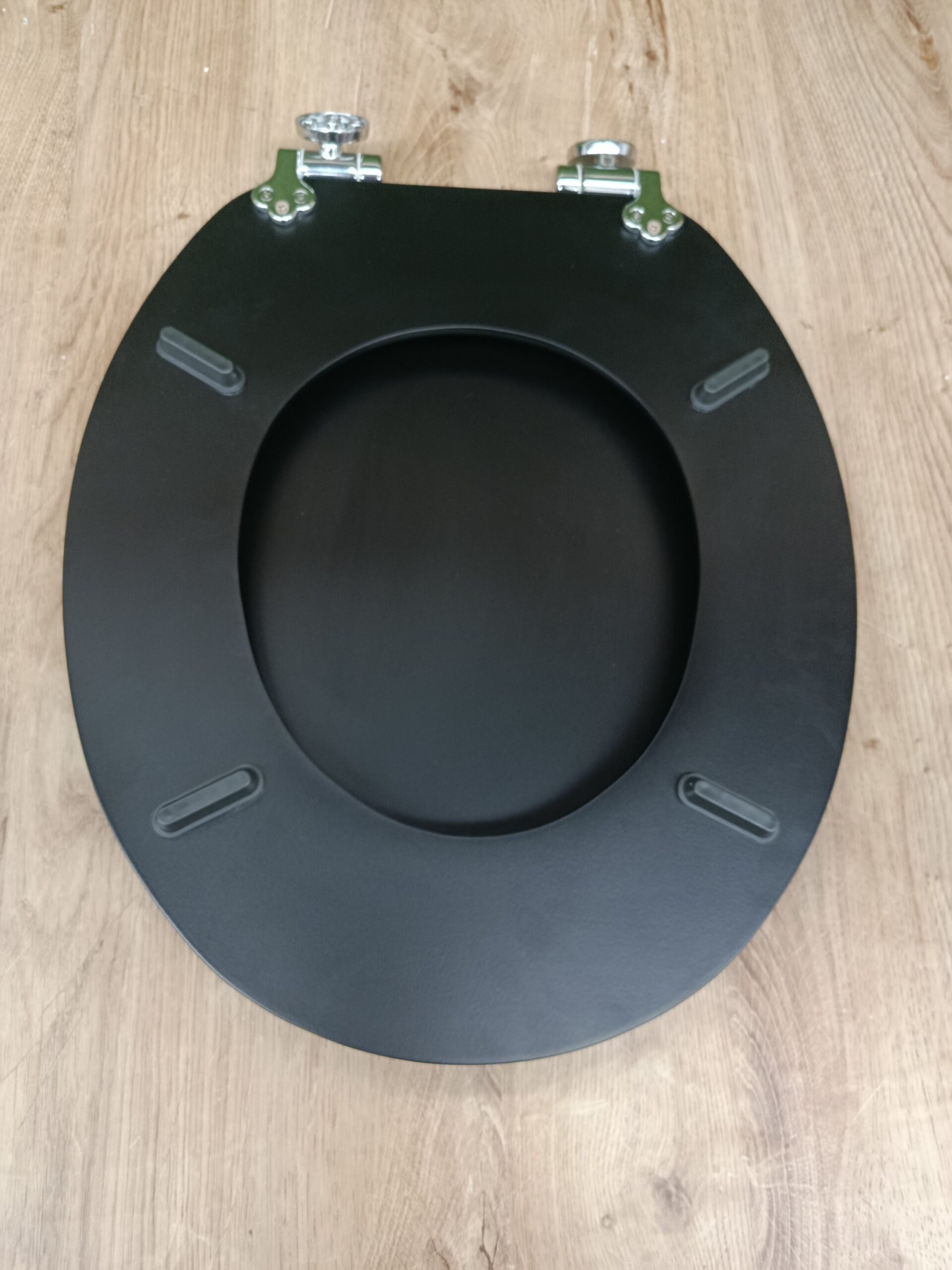 SCHÜTTE Asiento de inodoro negro con descenso automático de madera - Imagen 5
