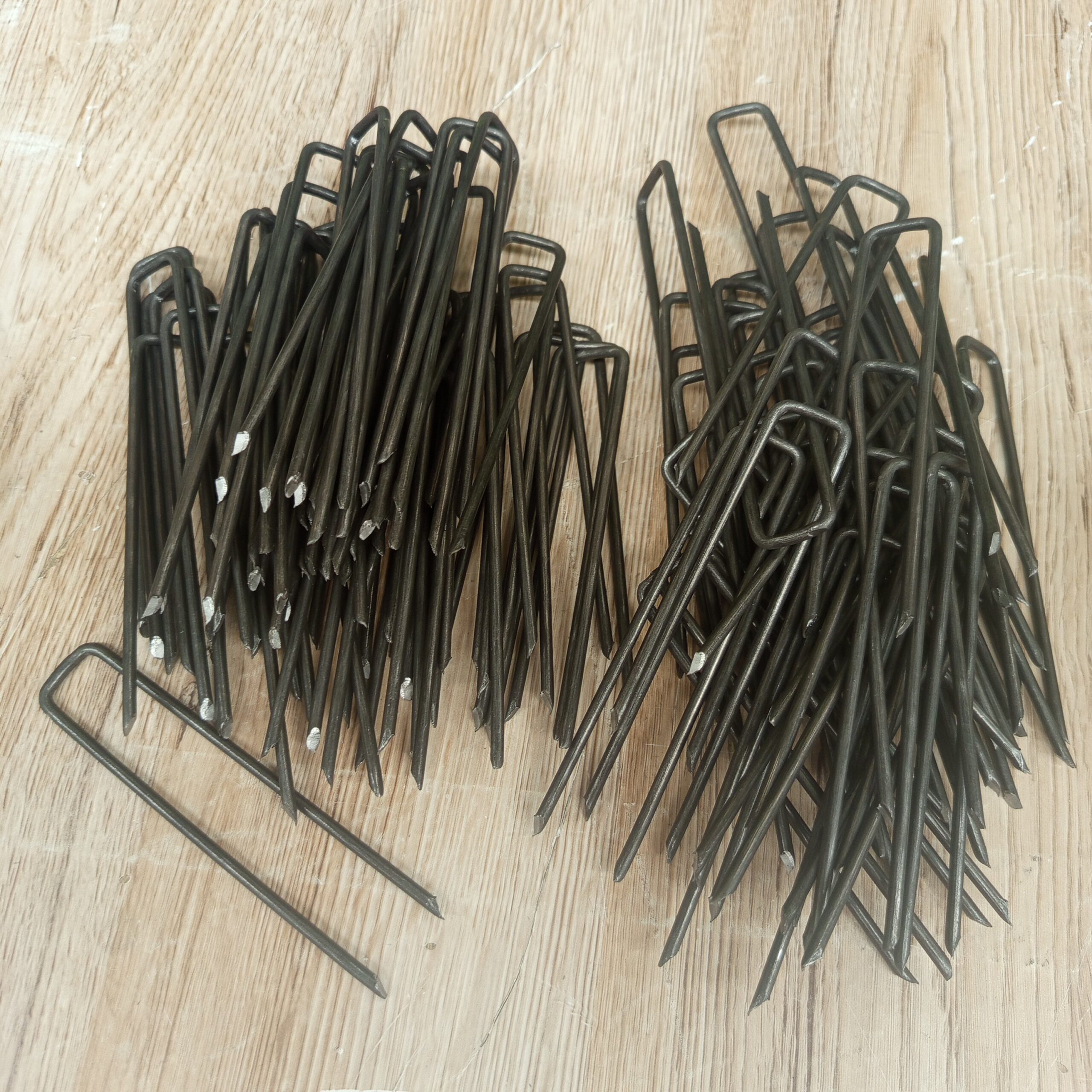 100 Grapas de sujeción de Metal - GardenMate. - Imagen 4