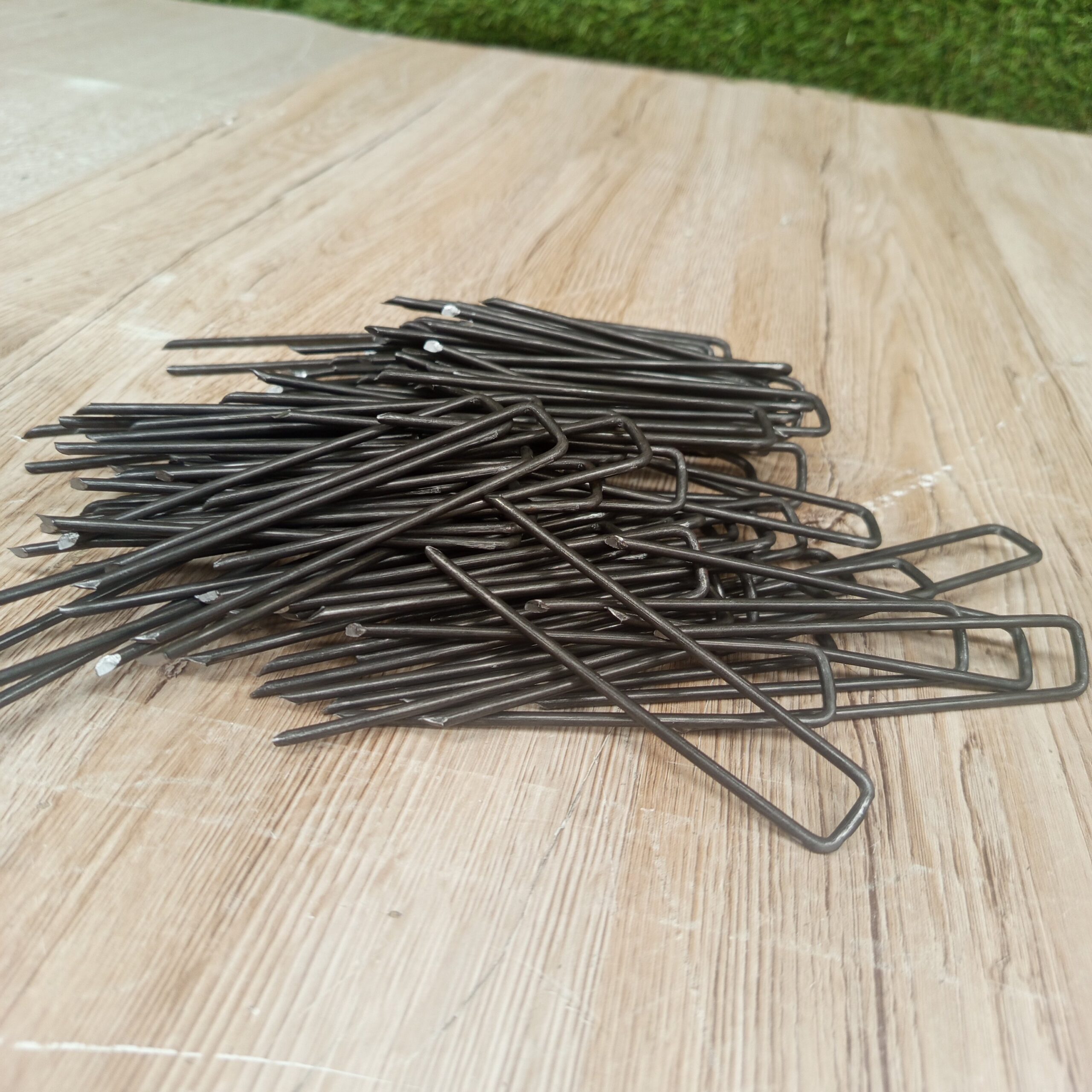 100 Grapas de sujeción de Metal - GardenMate. - Imagen 5