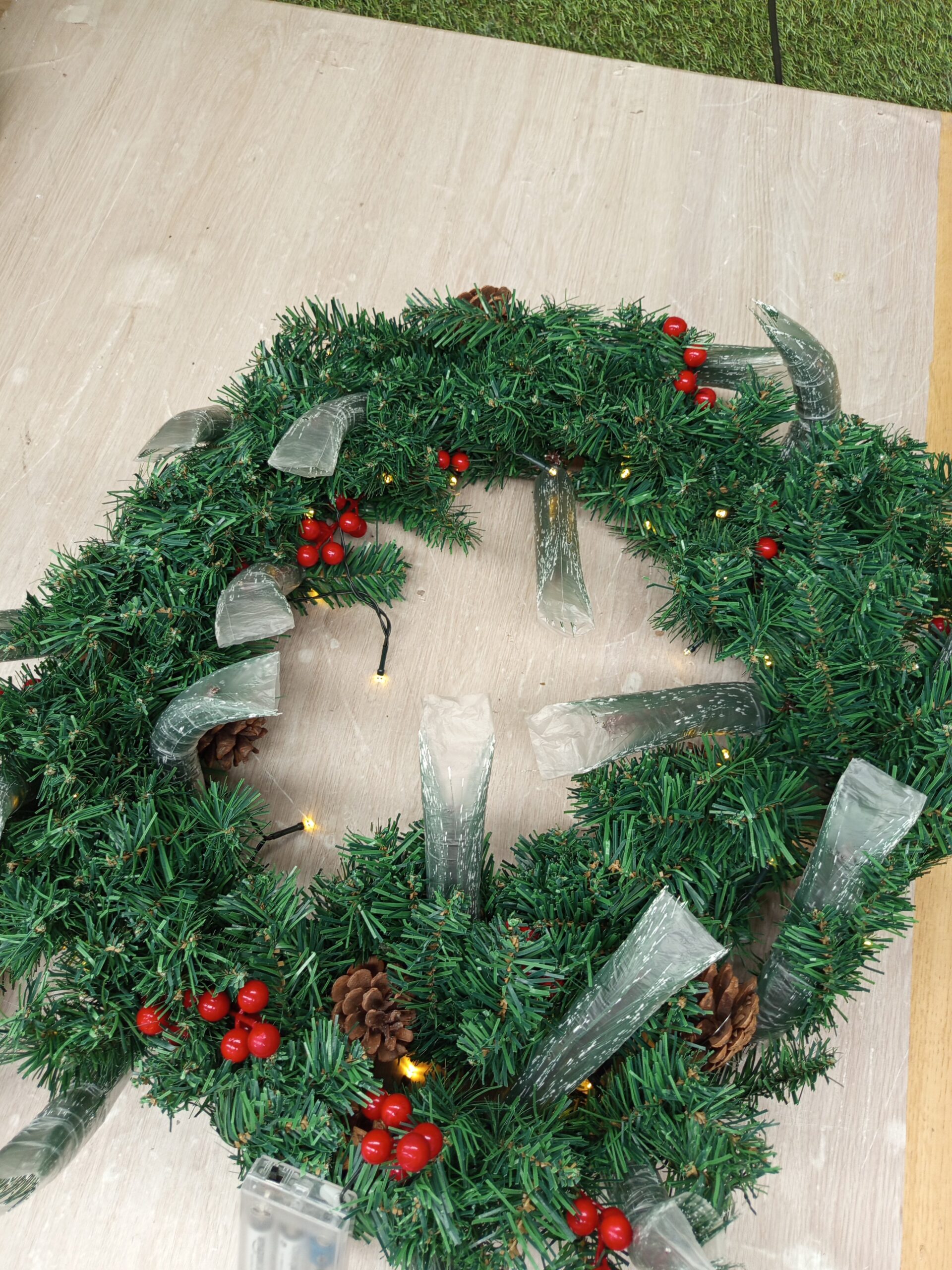 corona de Navidad con conos de pino y bayas - Imagen 3
