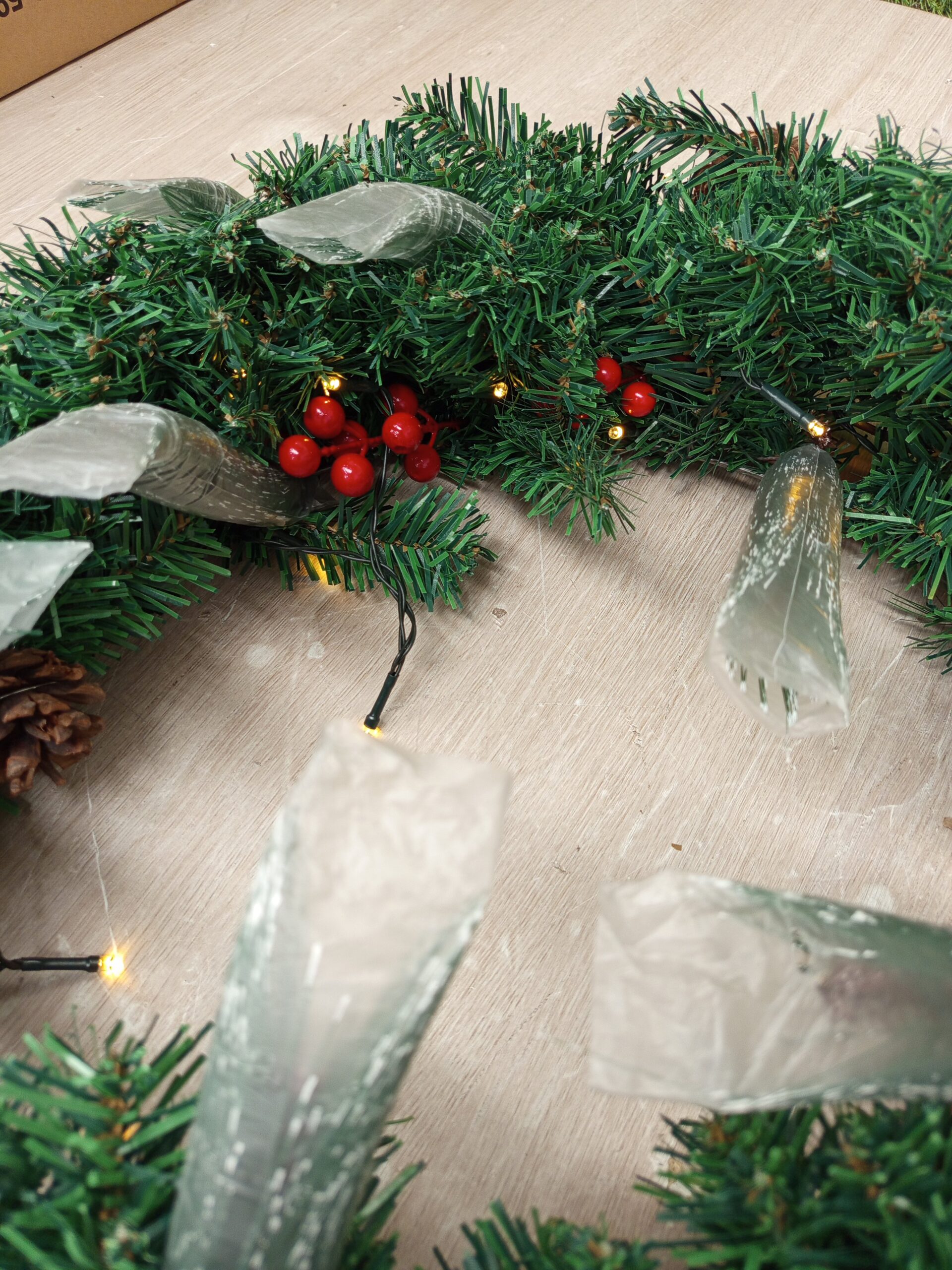 corona de Navidad con conos de pino y bayas - Imagen 4