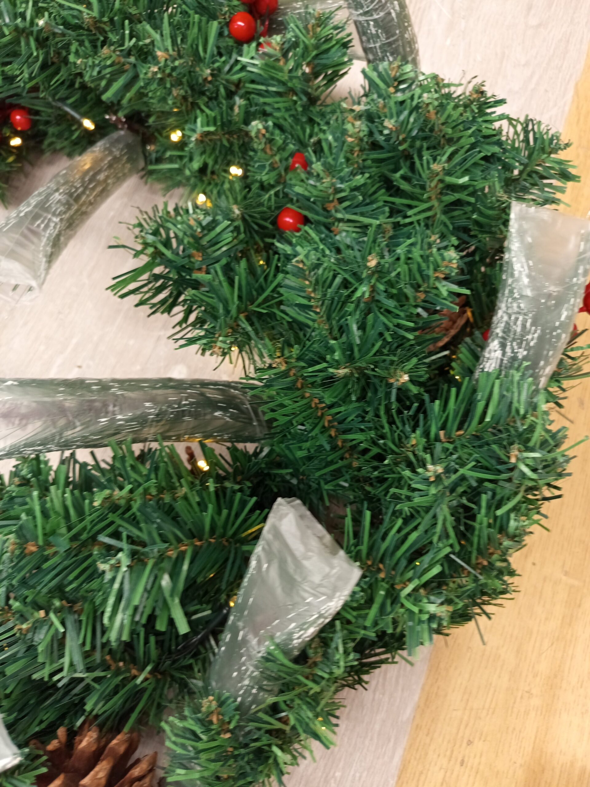 corona de Navidad con conos de pino y bayas - Imagen 5