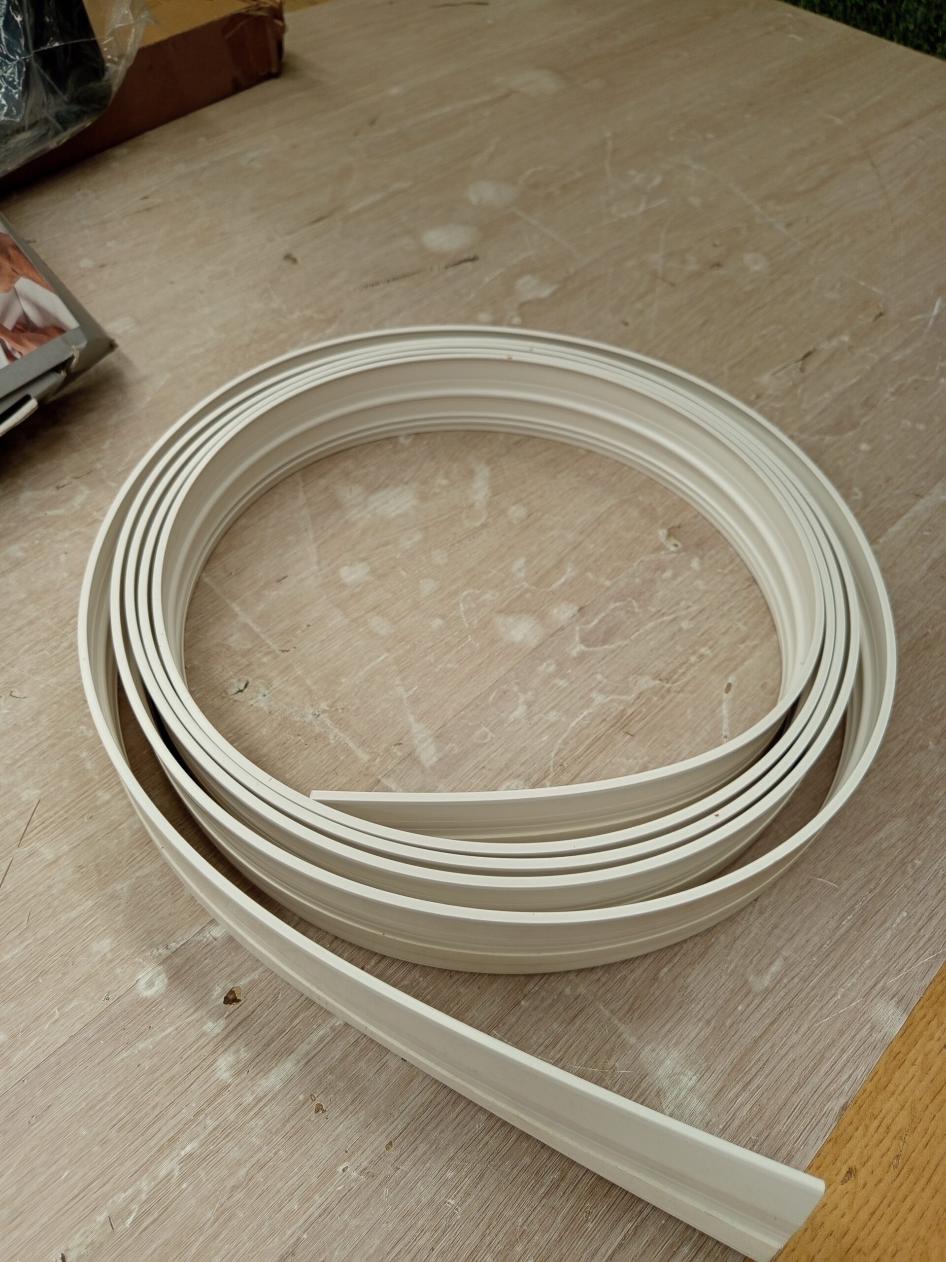 FAMATEL – Canaleta Cables Adhesiva - Imagen 6