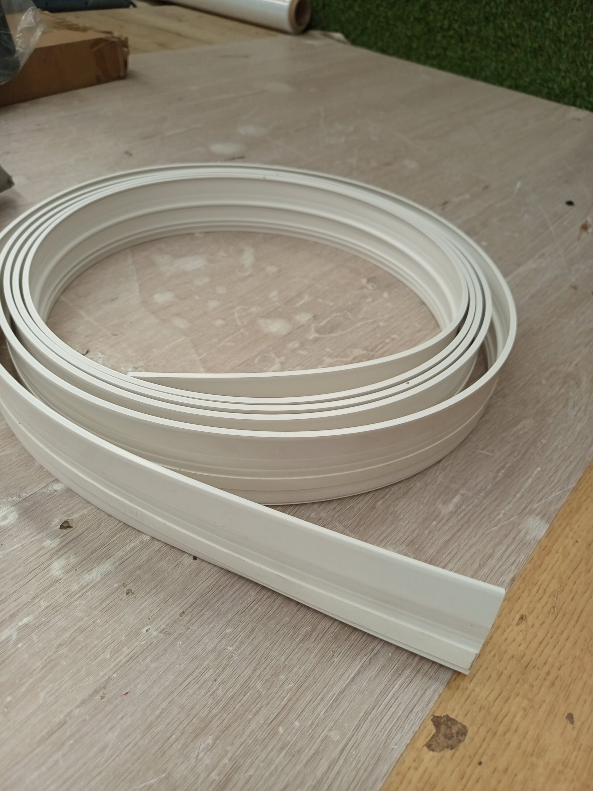 FAMATEL – Canaleta Cables Adhesiva - Imagen 2