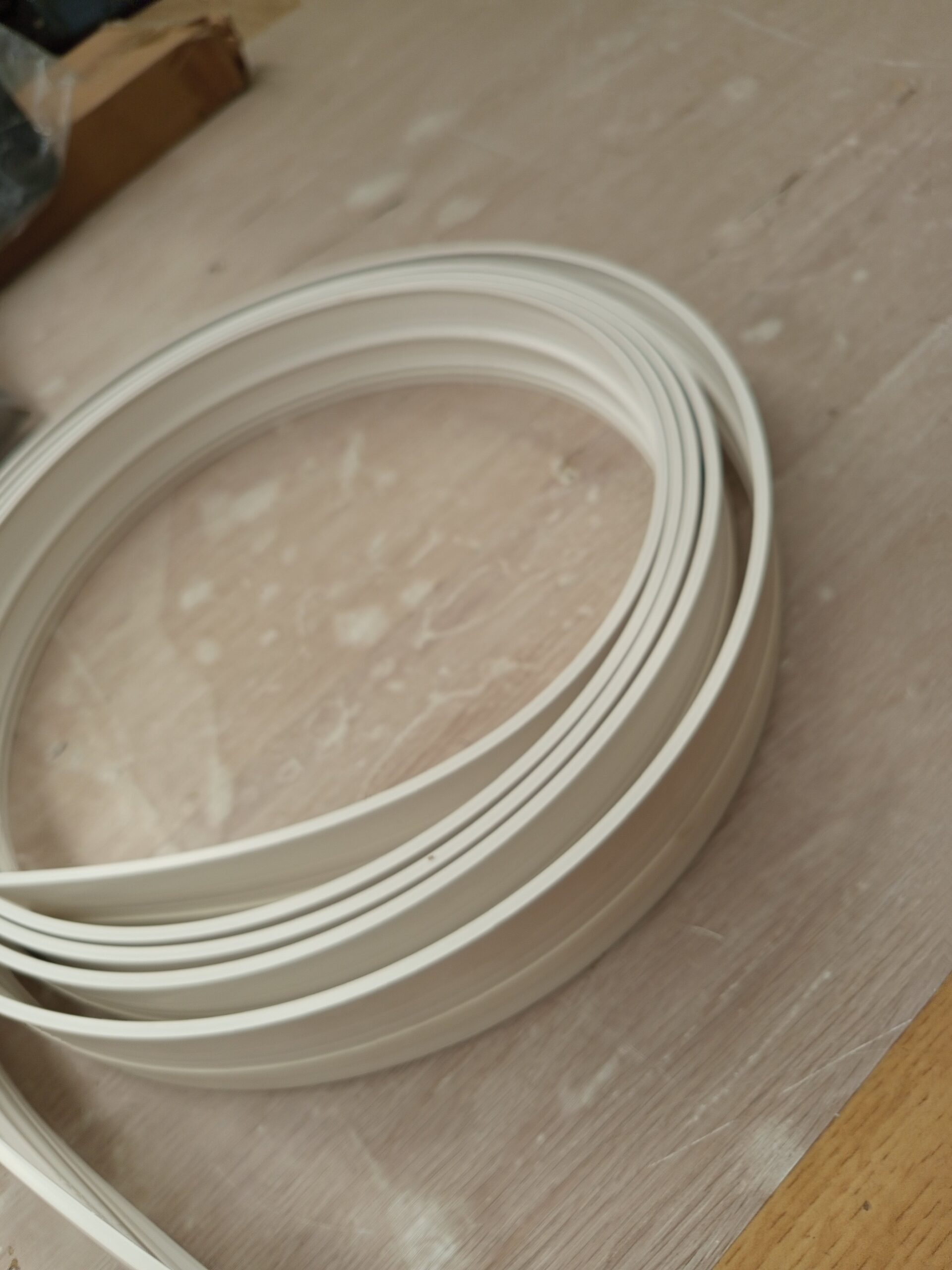 FAMATEL – Canaleta Cables Adhesiva - Imagen 4