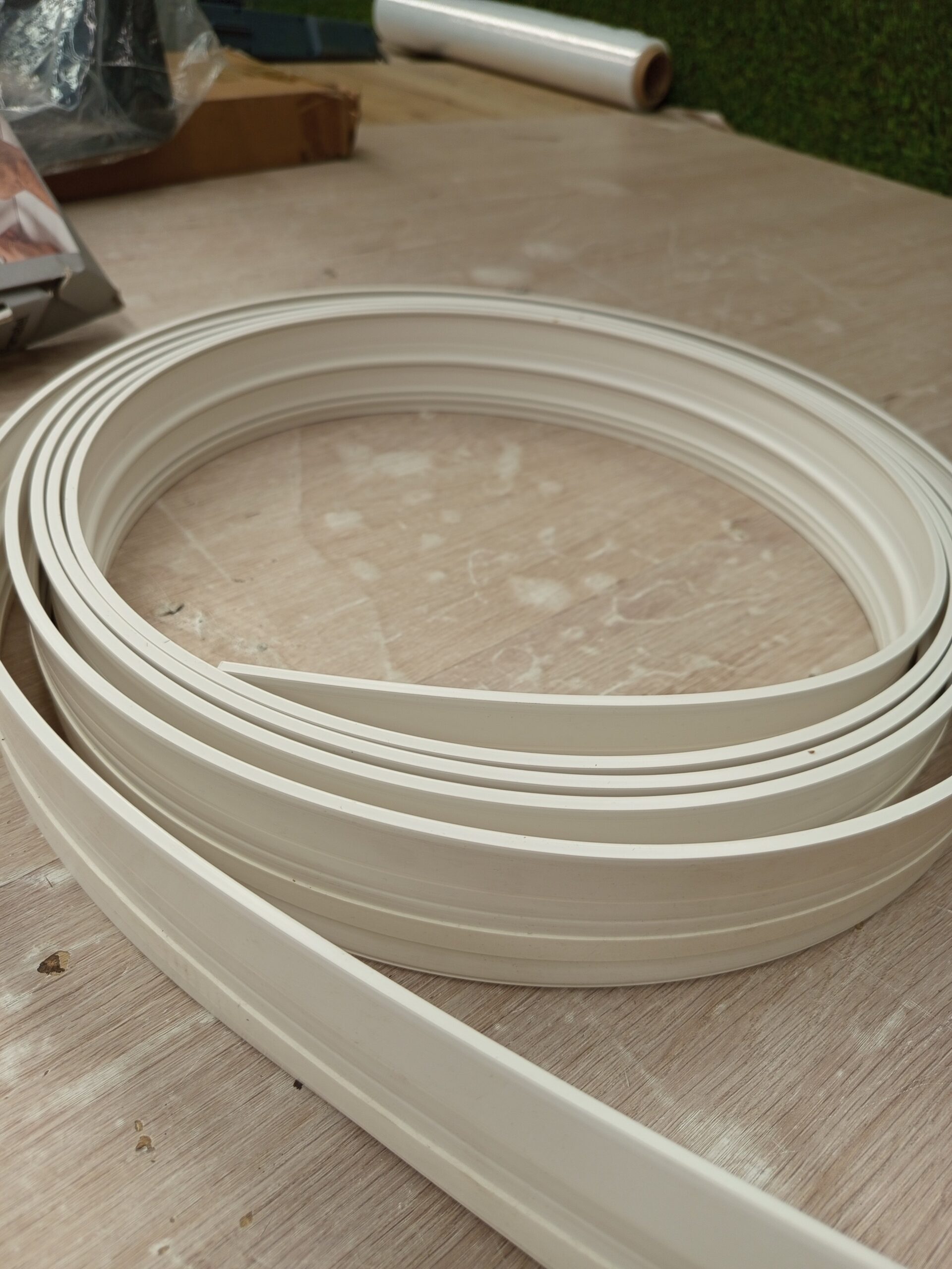 FAMATEL – Canaleta Cables Adhesiva - Imagen 5