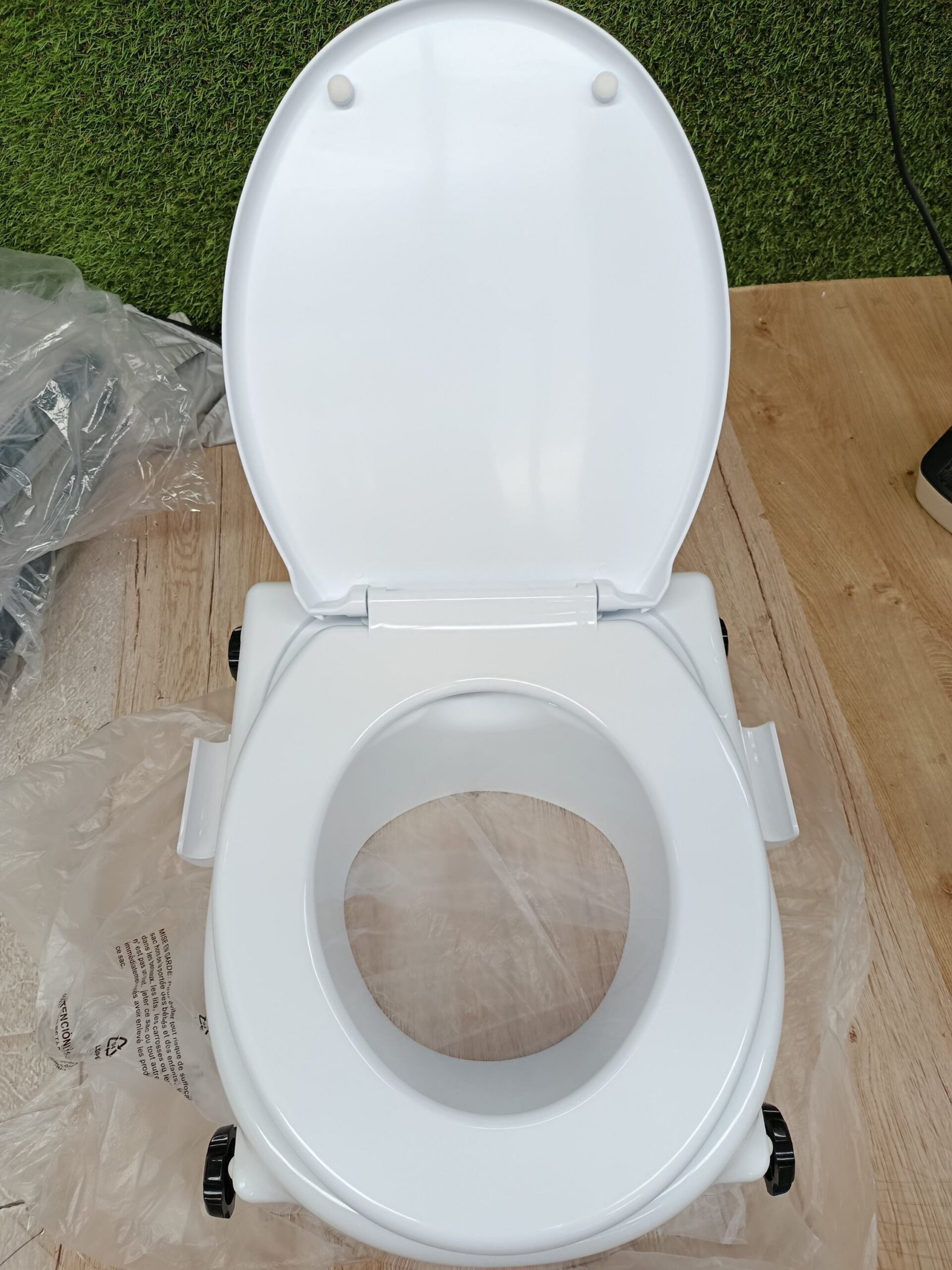 MOBICLINIC ELEVADOR WC CON REPOSABRAZOS - Imagen 3