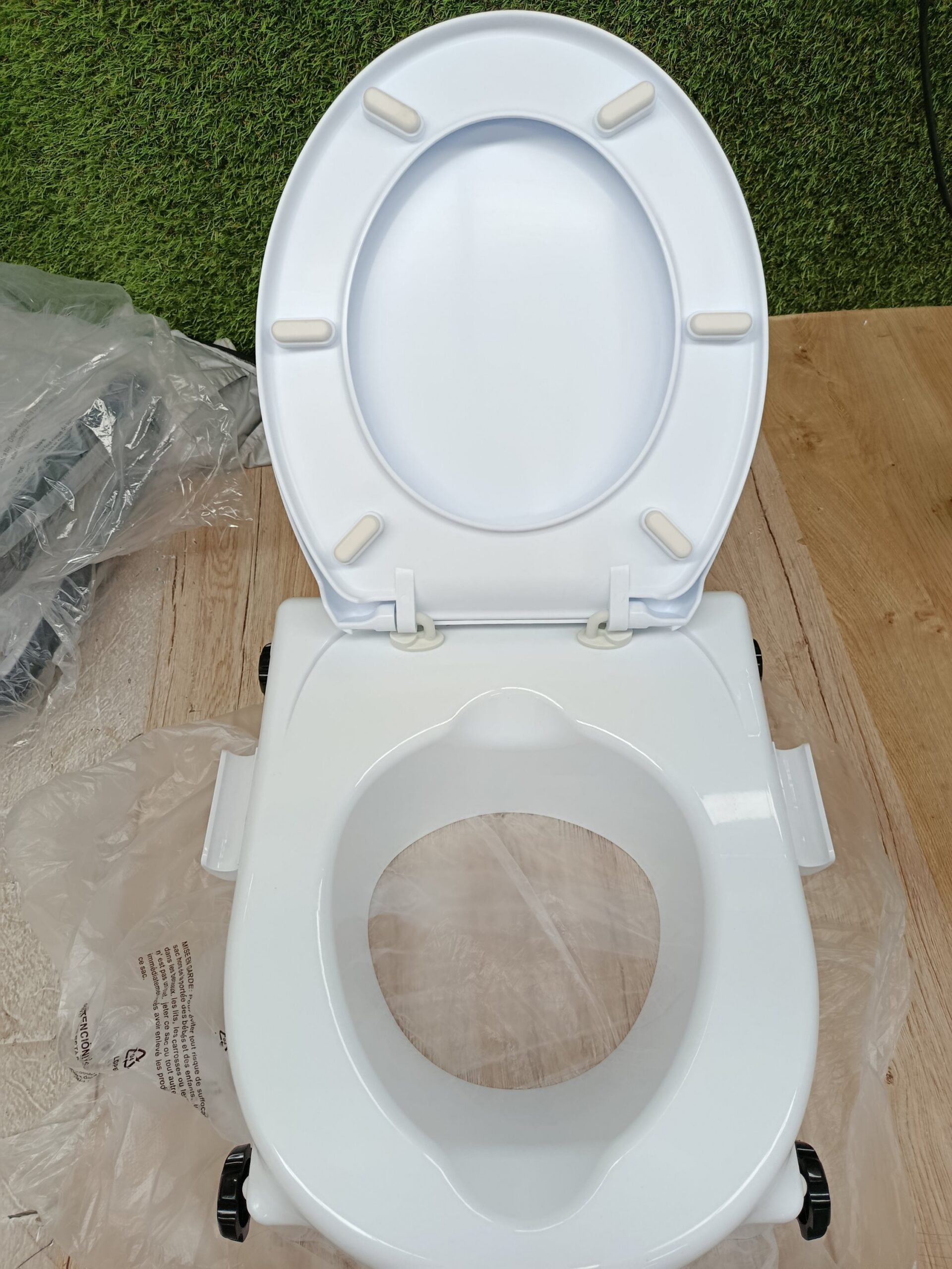 MOBICLINIC ELEVADOR WC CON REPOSABRAZOS - Imagen 4