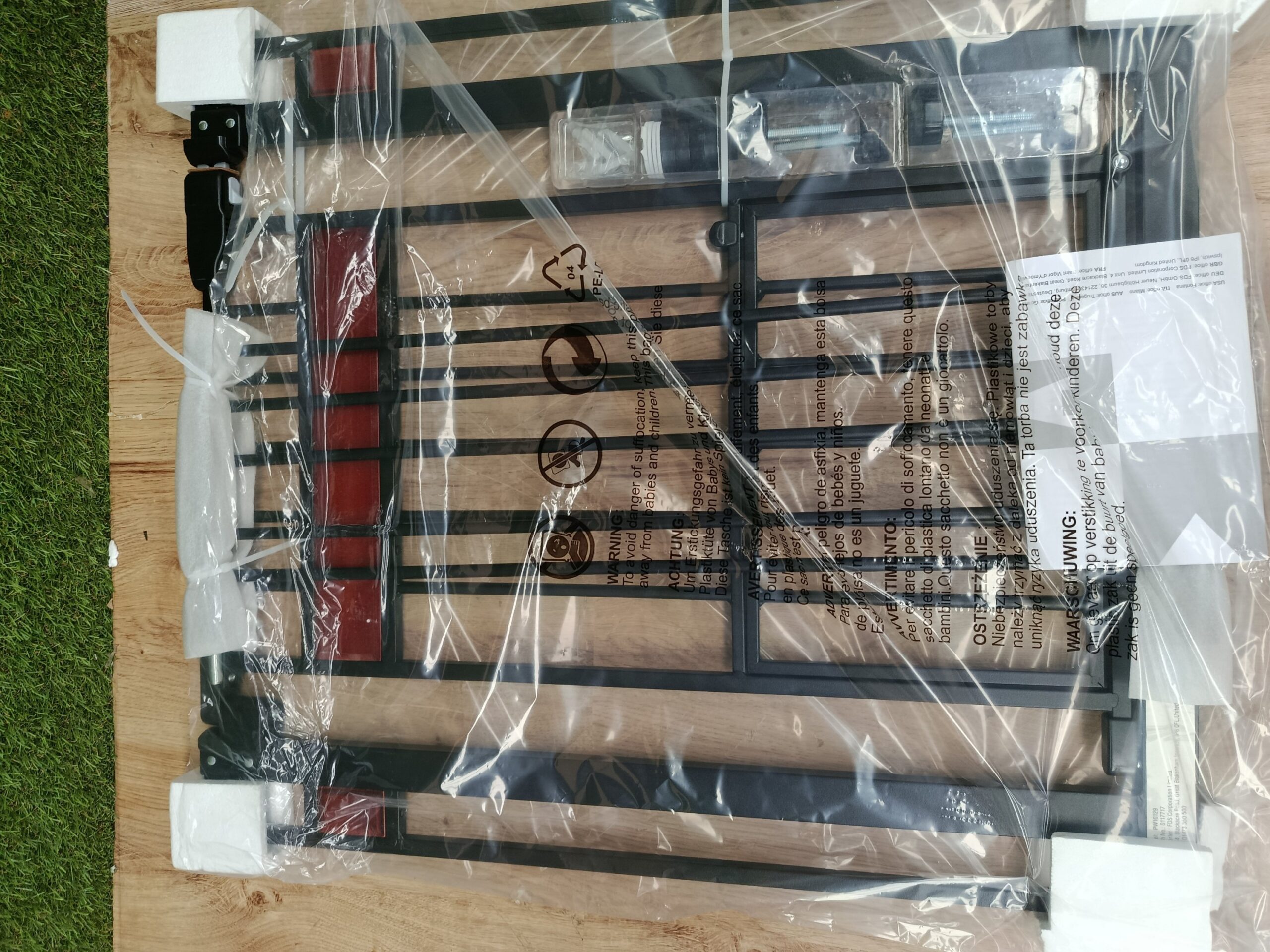 COSTWAY PW10129DK Puerta de seguridad para mascotas con puerta pequeña - Imagen 6