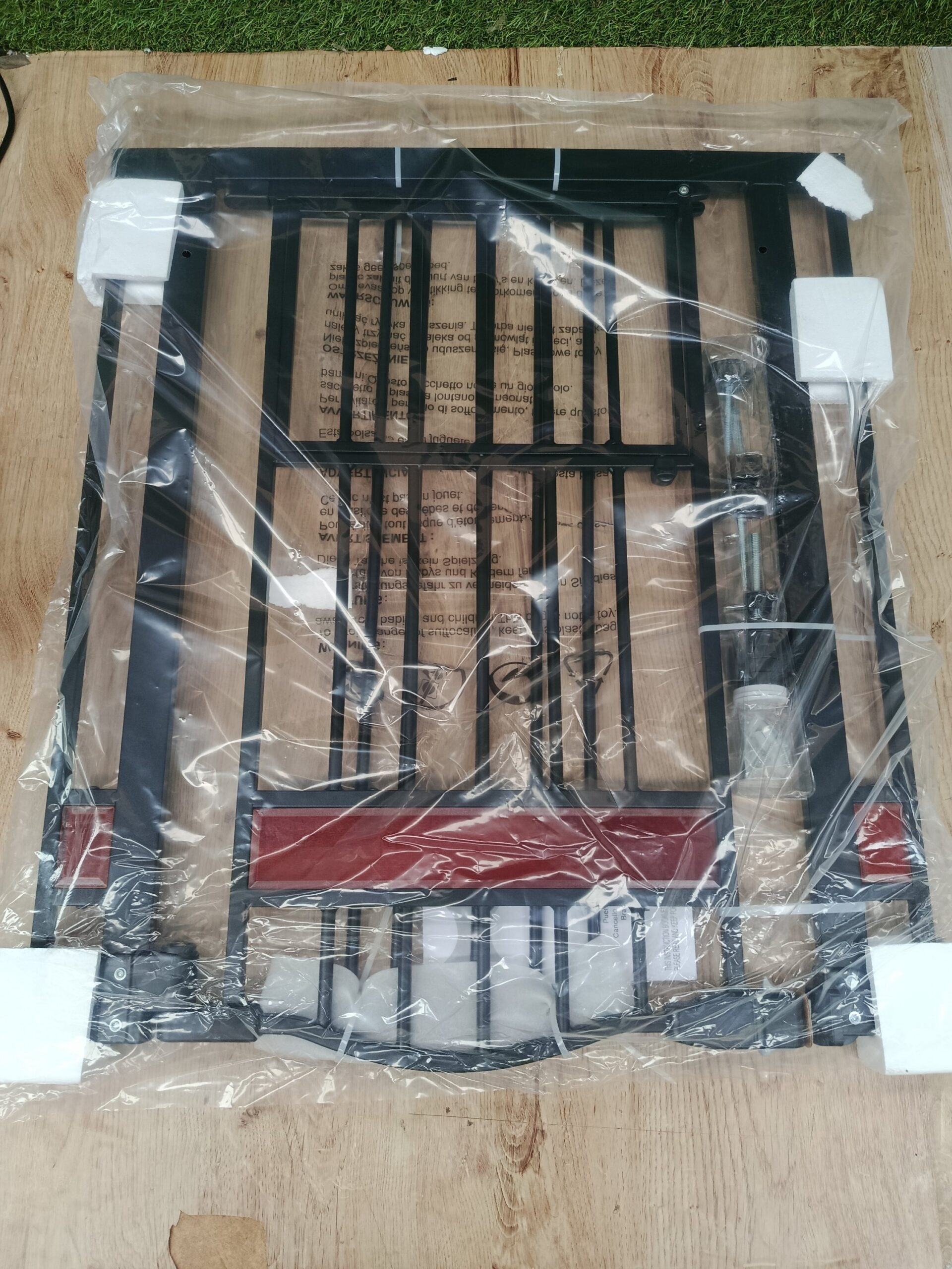 COSTWAY PW10129DK Puerta de seguridad para mascotas con puerta pequeña - Imagen 4