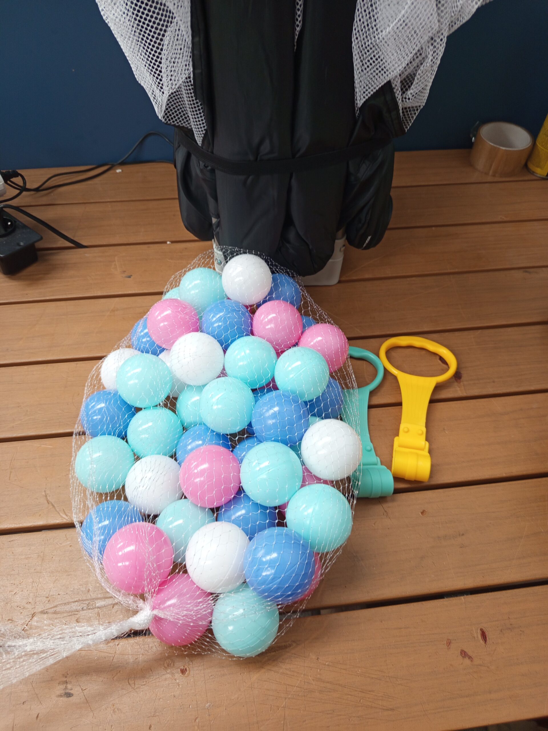 Costway UY10120BK Parque infantil plegable de 150x150 cm con 50 pelotas. - Imagen 6