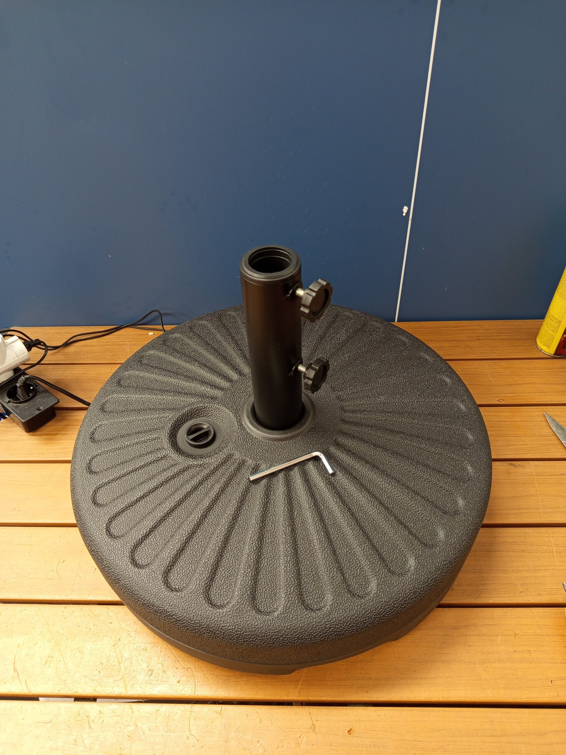 COSTWAY NP10666BL Base redonda rellenable para sombrilla de 19,5 pulgadas. - Imagen 4