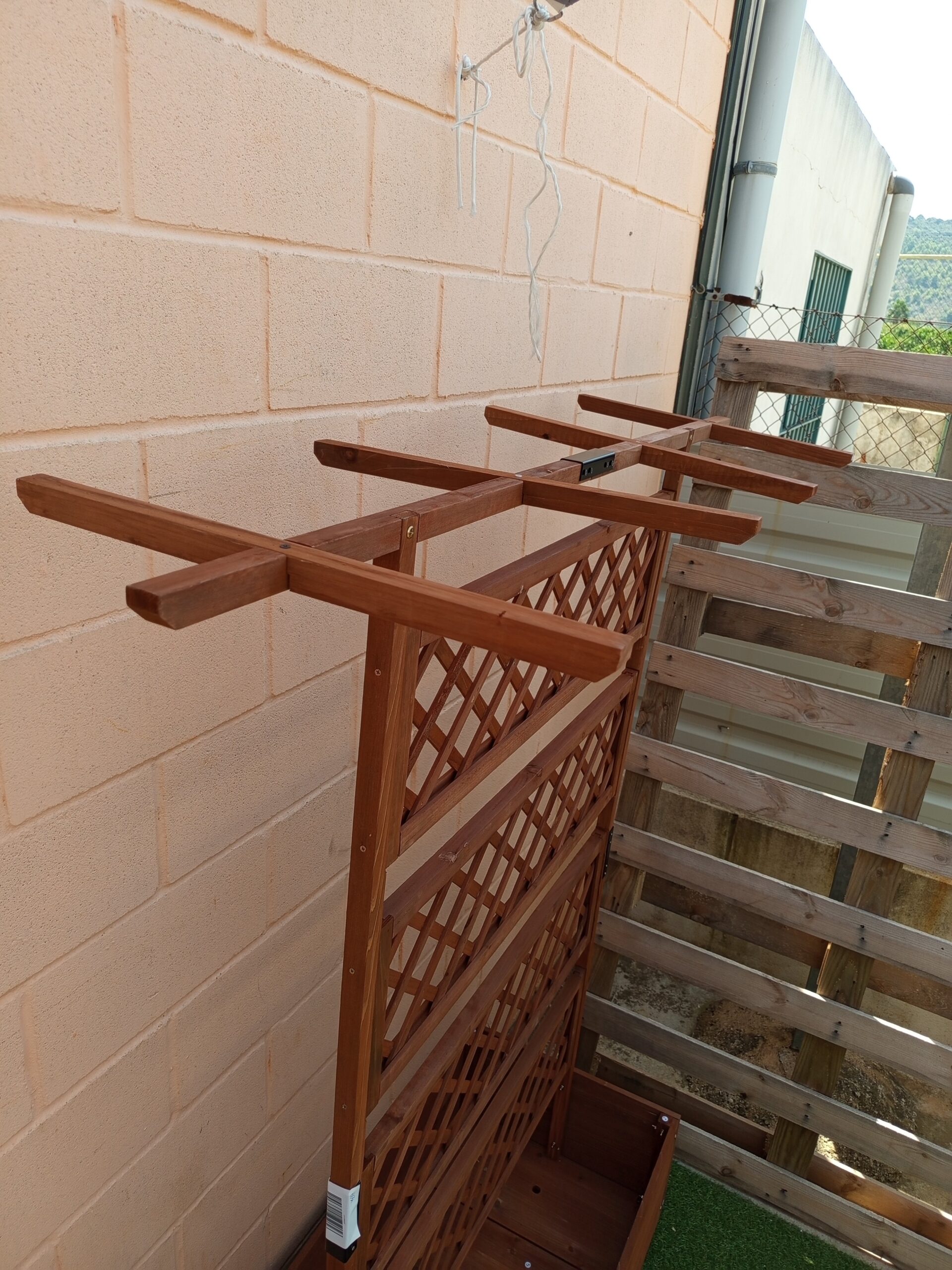 Costway Jardinera elevada de madera con celosía - Marrón - Imagen 6