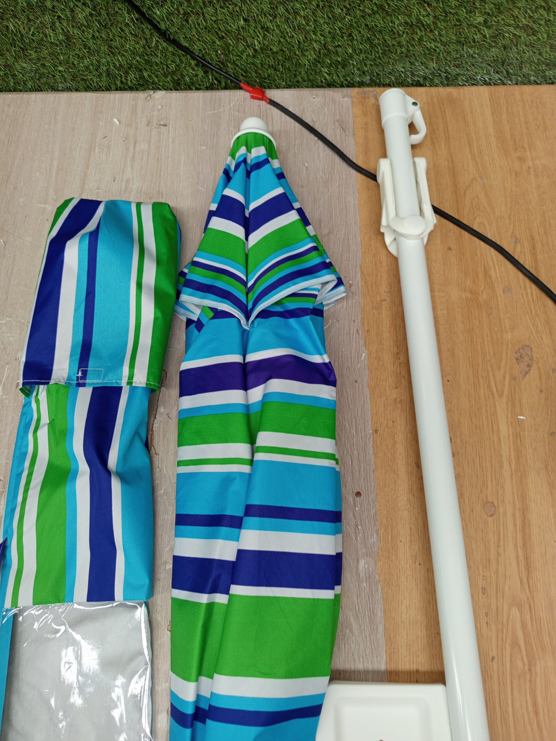Costway Sombrilla de playa con portavasos, 200 cm - Imagen 2