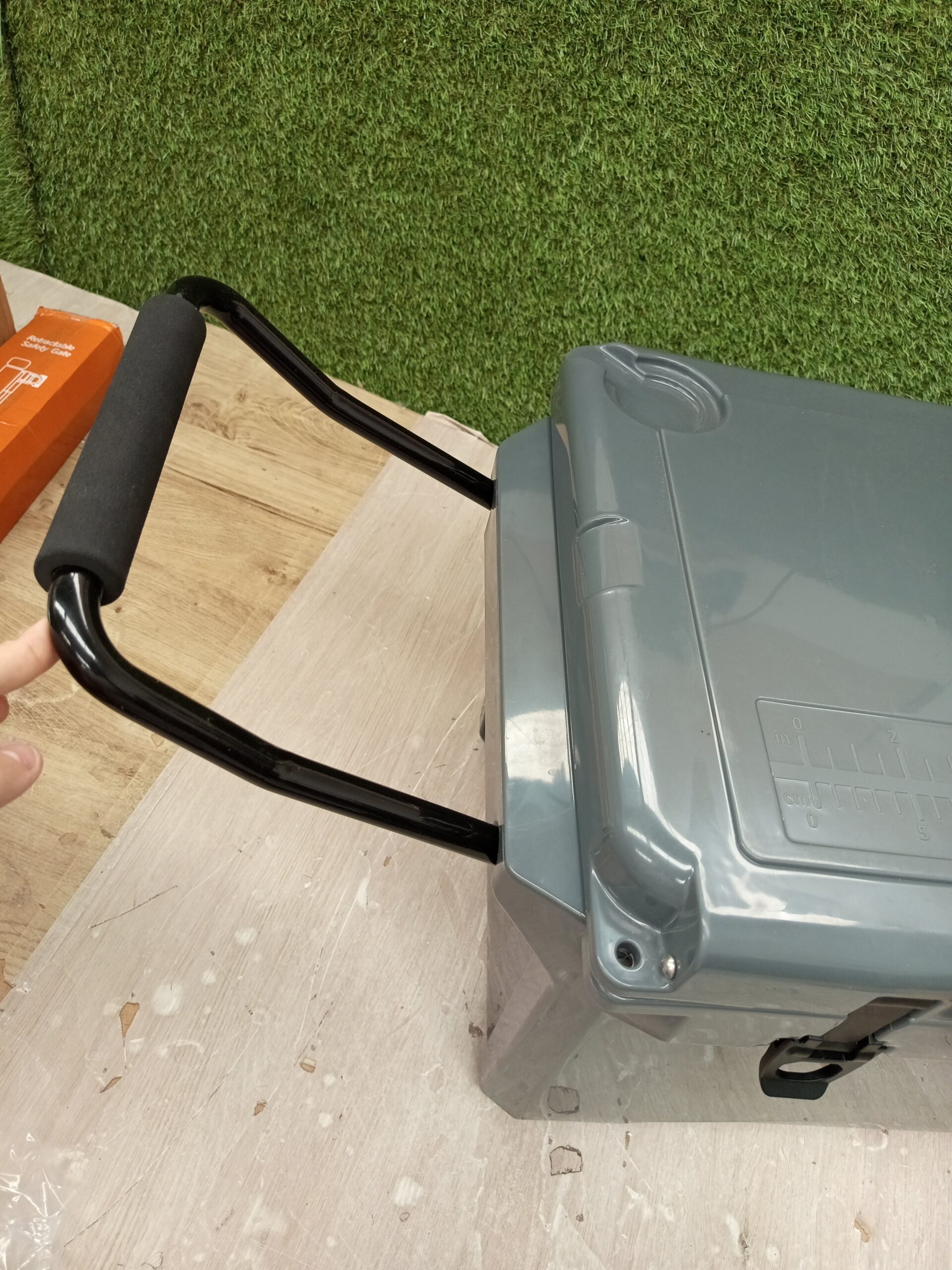 Costway Caja aislante de 71 litros con abridor de botellas - Imagen 5