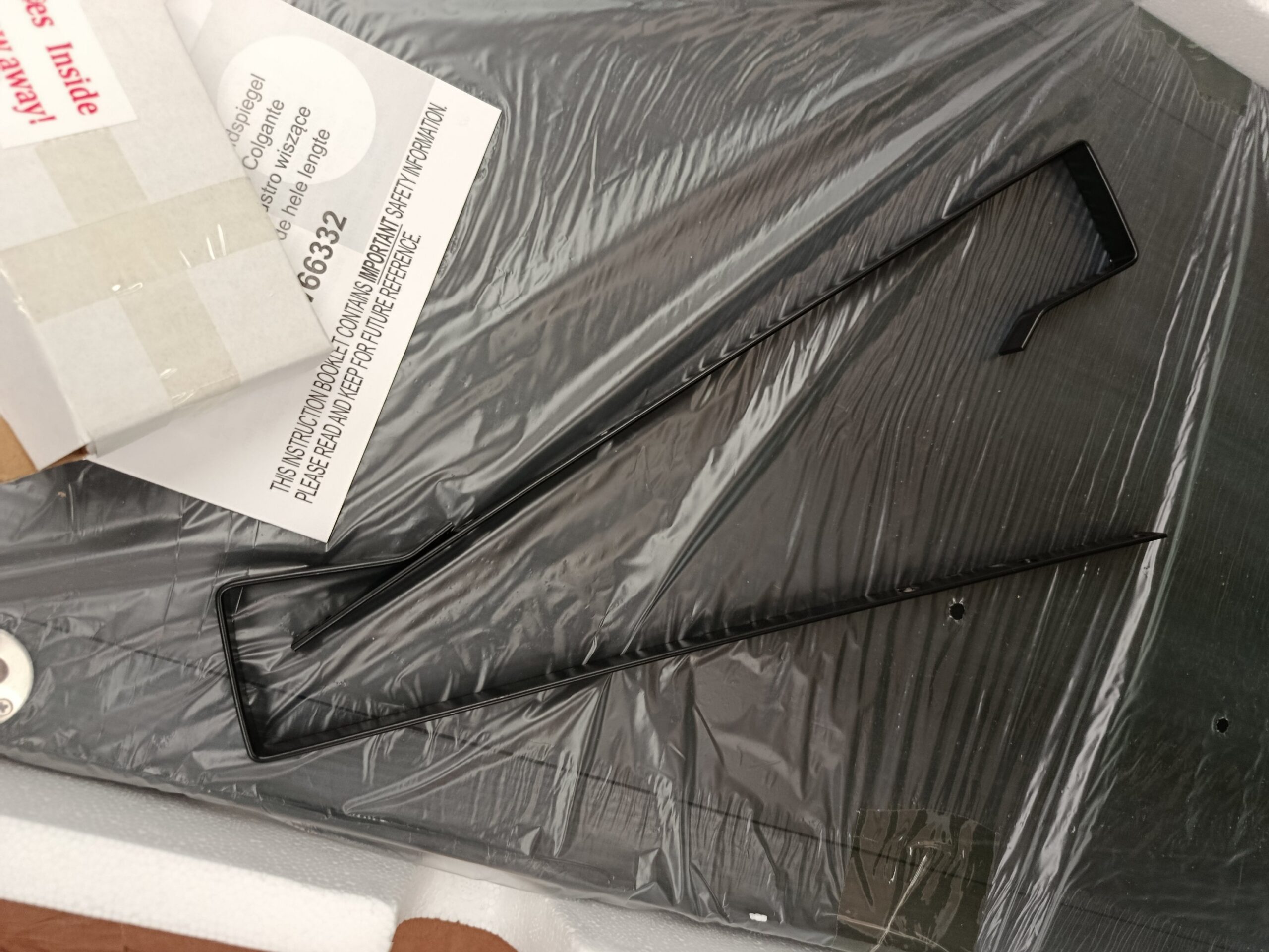 Espejo de pared rectangular con marco negro COSTWAY HW66332BK - Imagen 5