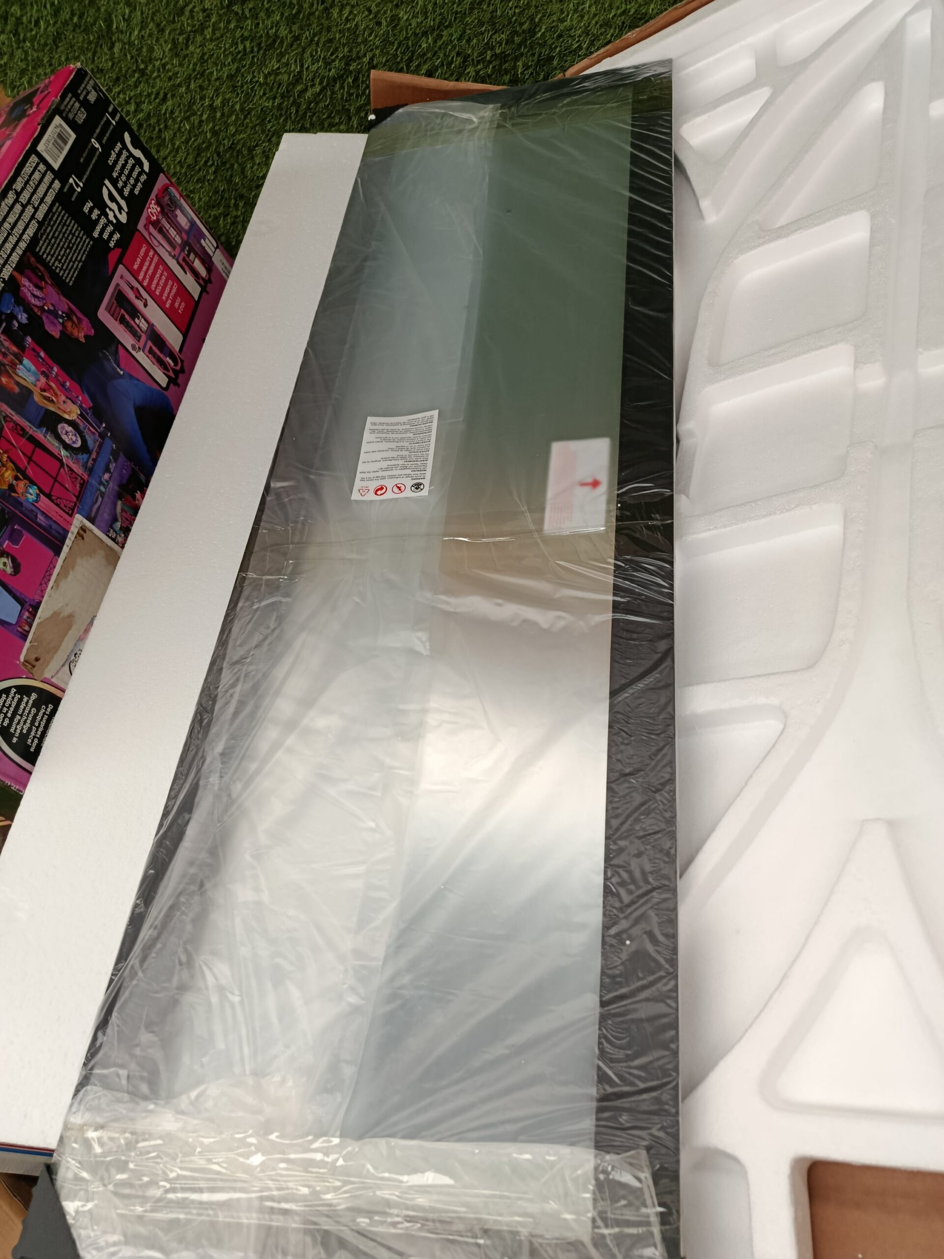 Espejo de pared rectangular con marco negro COSTWAY HW66332BK - Imagen 4