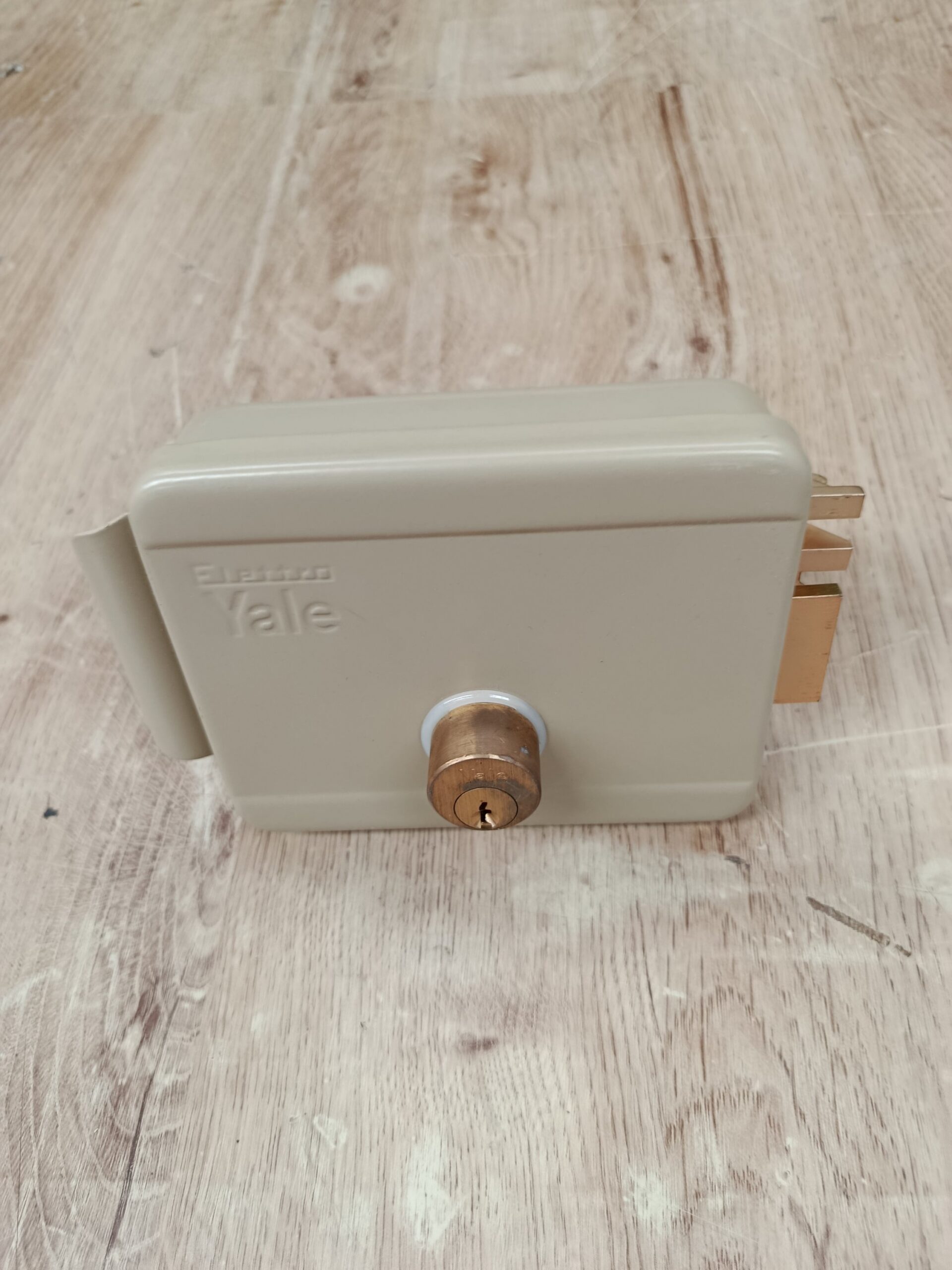 Yale Cerradura eléctrica de sobreponer para puertas - Imagen 4
