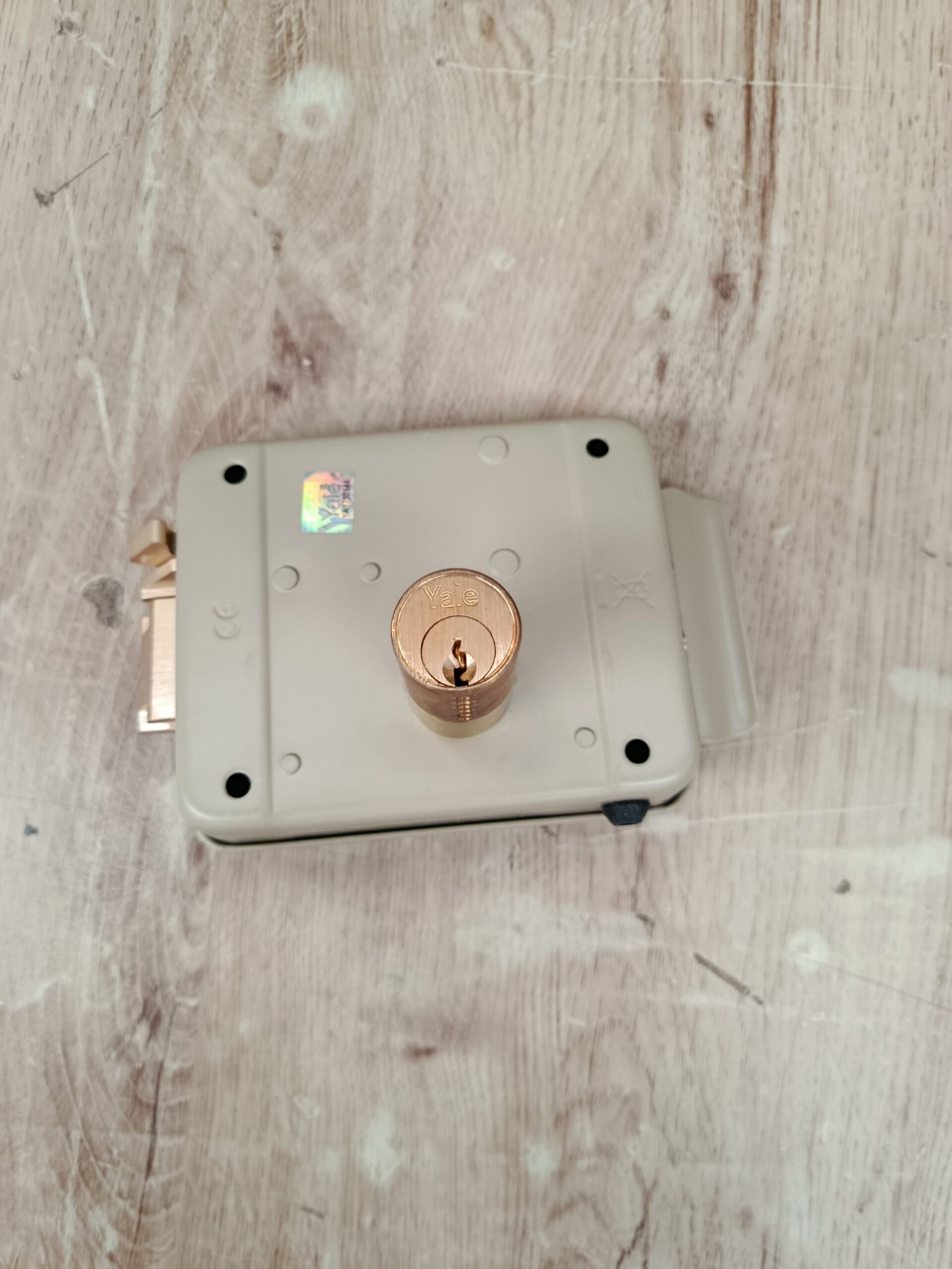 Yale Cerradura eléctrica de sobreponer para puertas - Imagen 3