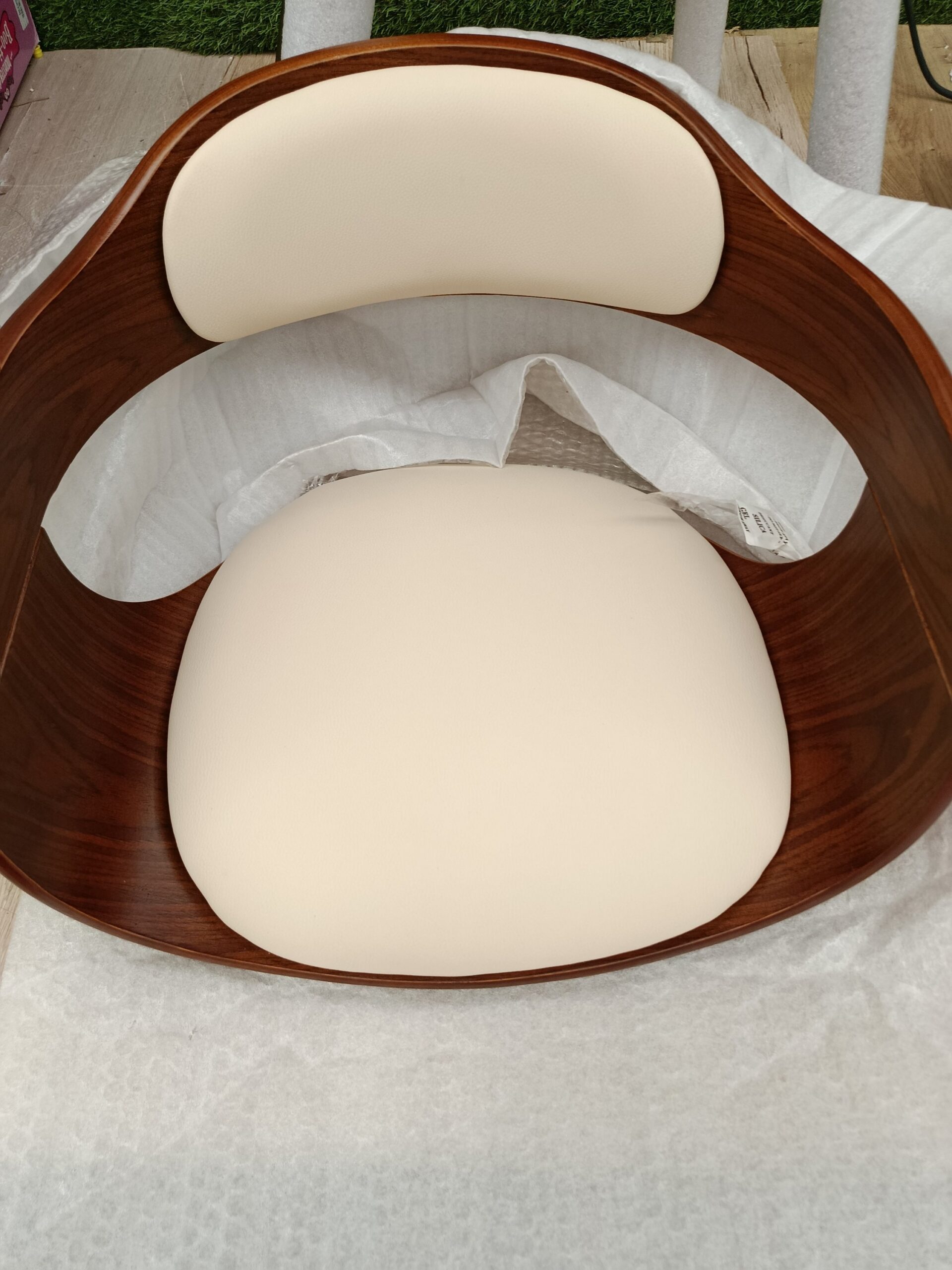 SILLA DE MADERA Y PIEL SINTETICA COLOR CREMA - Imagen 3