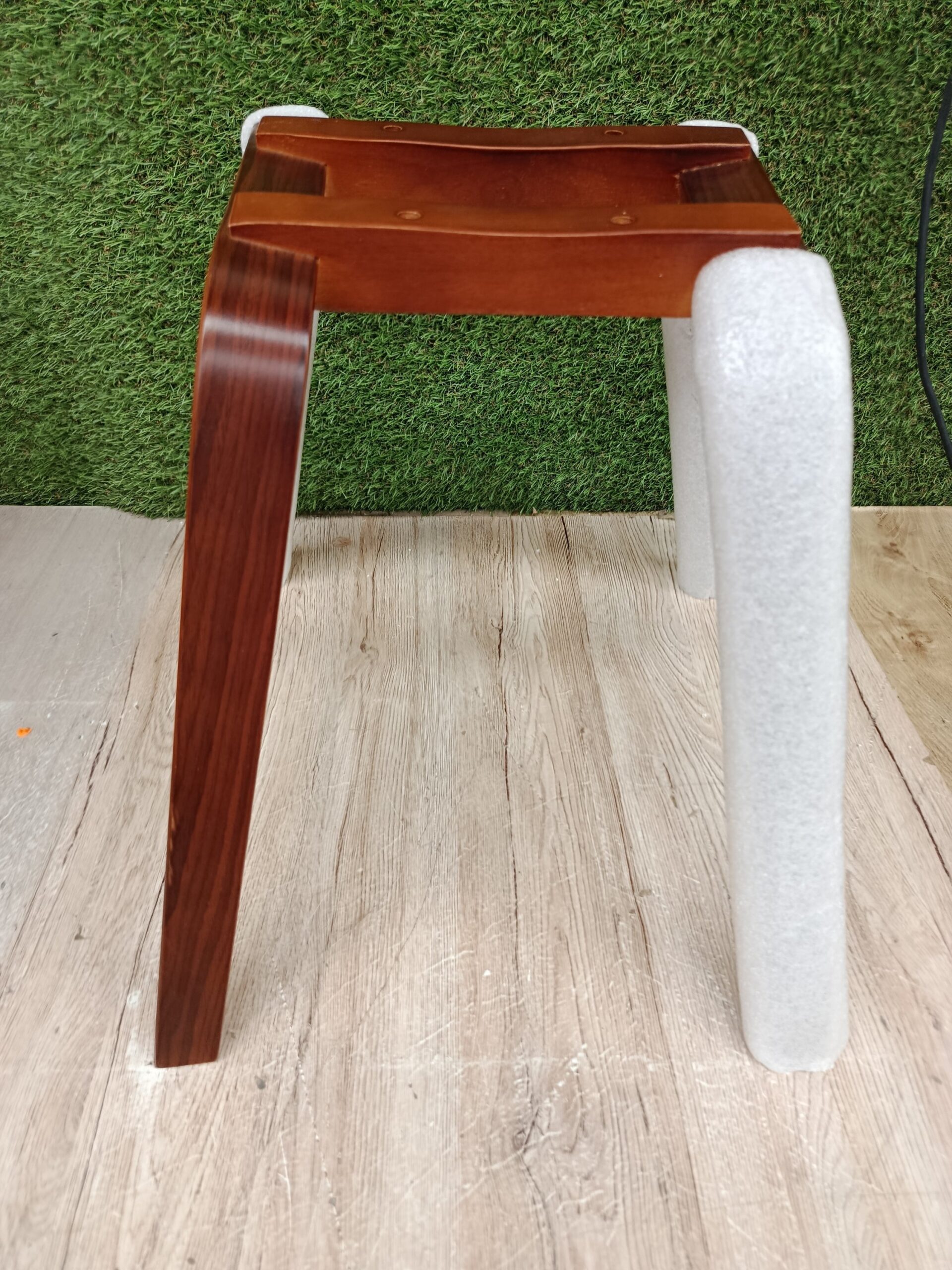 SILLA DE MADERA Y PIEL SINTETICA COLOR CREMA - Imagen 5