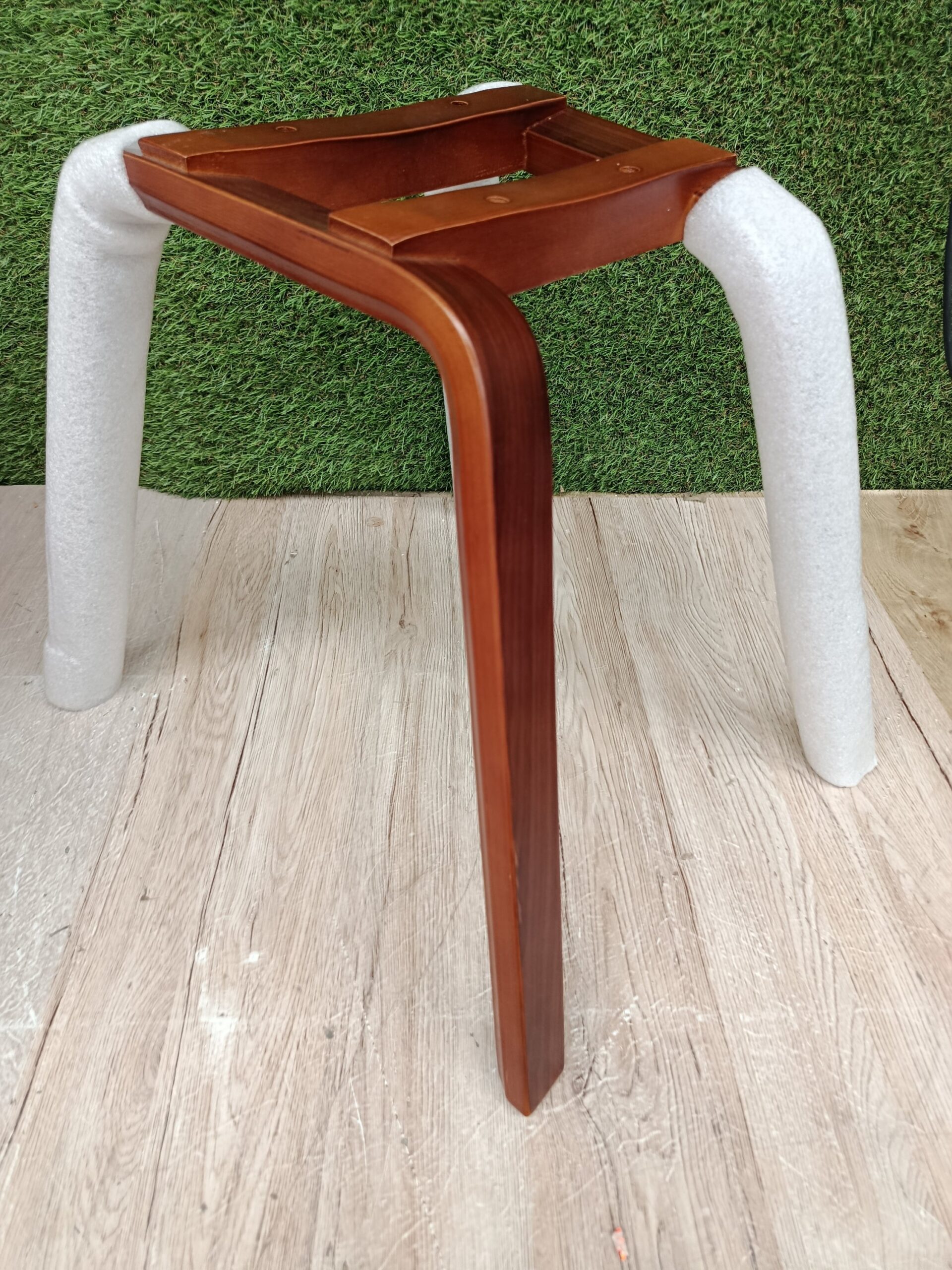SILLA DE MADERA Y PIEL SINTETICA COLOR CREMA - Imagen 6