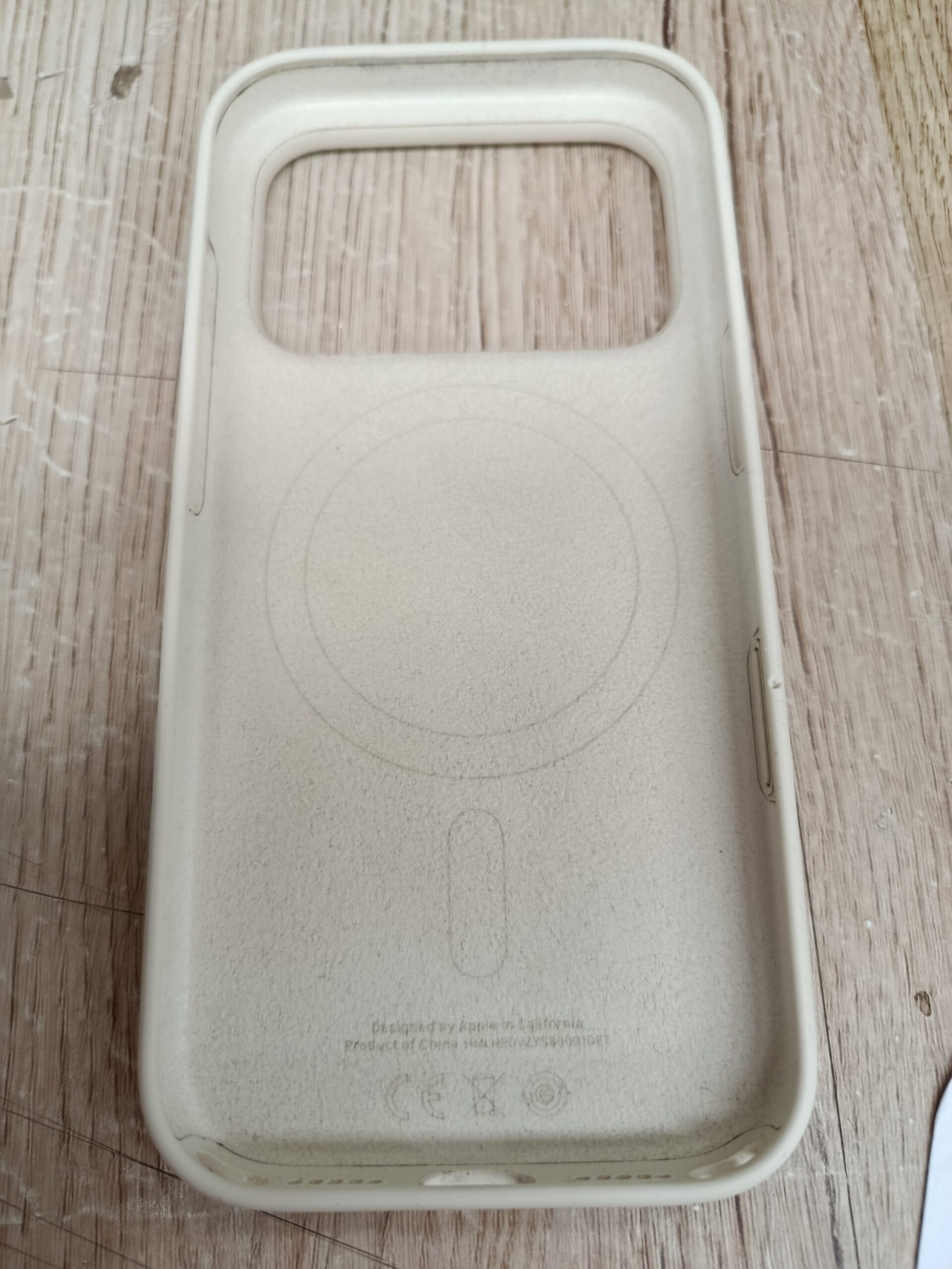 FUNDA DE SILICONA MAGSAFE PARA IPHNE 17 PRO COLOR VAINILLA - Imagen 3
