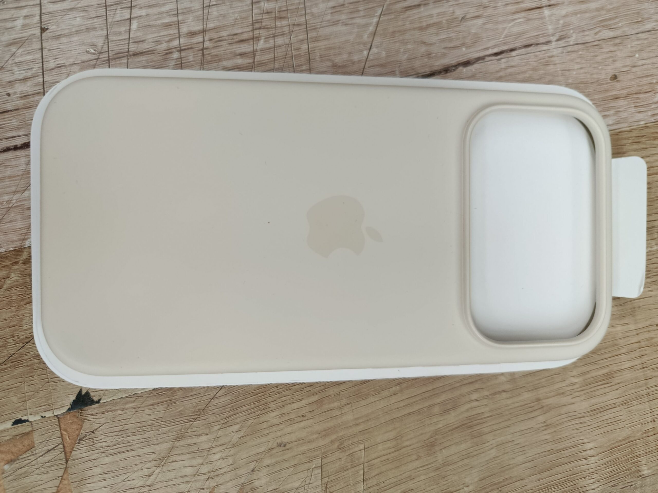 FUNDA DE SILICONA MAGSAFE PARA IPHNE 17 PRO COLOR VAINILLA - Imagen 2