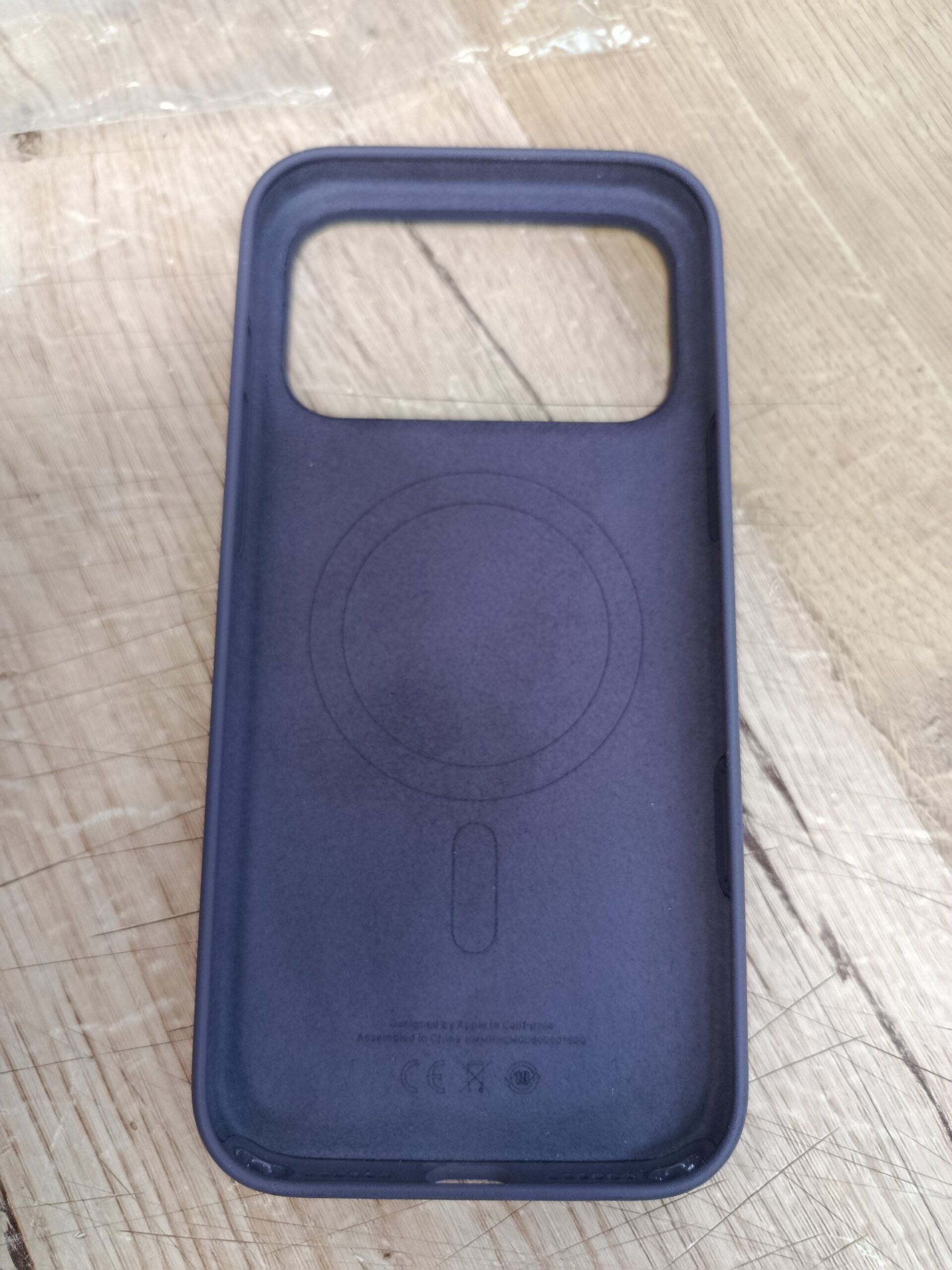 FUNDA DE SILICONA CON MAGSAFE MORADA PARA IPHONE 17 PRO MAX - Imagen 3